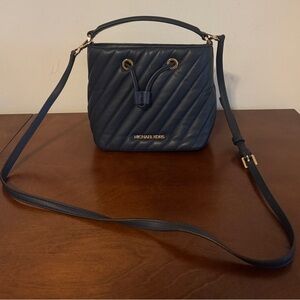 Michael Kors Suri Small Bucket Crossbody Quilted
Blue Gold